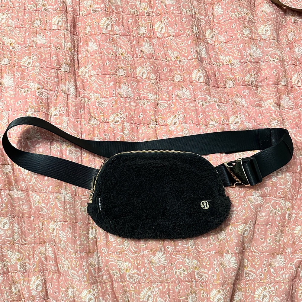 Lululemon black Sherpa belt bag